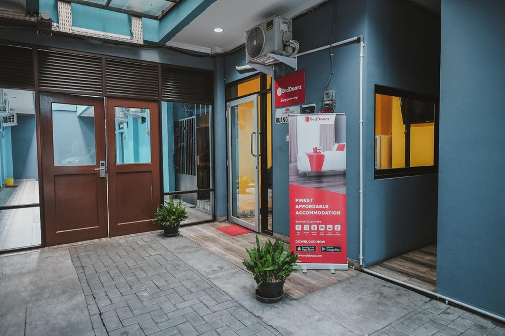 Готель Reddoorz Near Rsud Koja Джакарта Екстер'єр фото